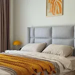 Qoople Aria Premium In The Center Of *